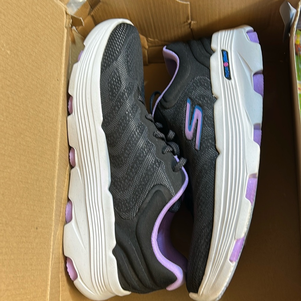 Skechers Women's GO Run 7.0-Driven Sneaker, Black/Lavender, 8.5